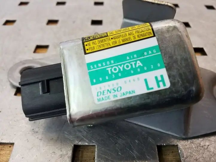 Toyota Land Cruiser (J120) (2002 - 2009) 8983060020 Датчик удара SRS — фото 2