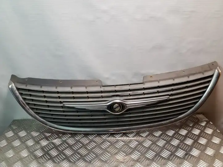 Chrysler Voyager (2001 - 2004) 4857522AA Верхняя решетка радиатора — фото 2