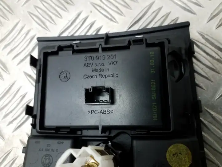 Skoda Superb B6 (3T) (2008 - 2015) 3T0863317 Накладка заднего прикуривателя — фото 2