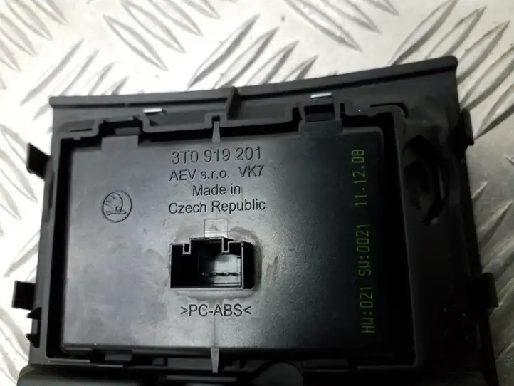 Skoda Superb B6 (3T) (2008 - 2015) 3T0863317 Накладка заднего прикуривателя — фото 4