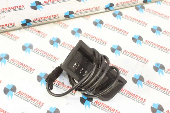 9207358 BMW 3 F30 F35 F31 USB jungtis