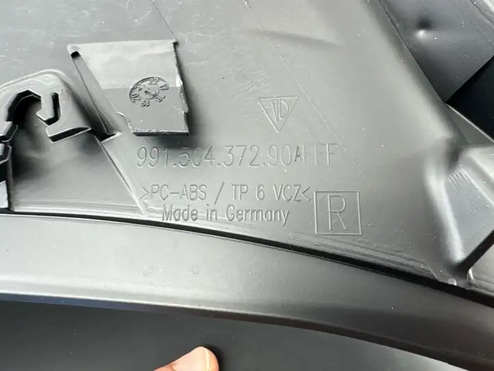Porsche 911 991 (2011 - 2019) 991504372910K1 Молдинг заднего крыла — фото 4