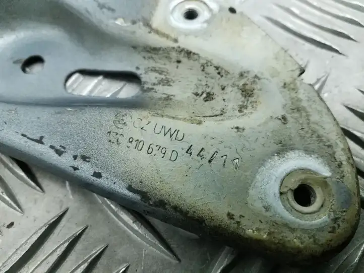 Skoda Octavia Mk2 (1Z) (2004 - 2013) 1Z0810679D Крепление крыла — фото 3