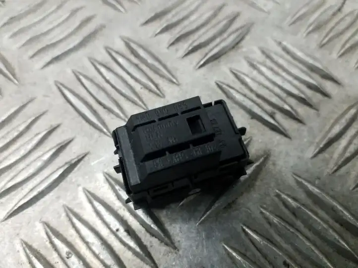 Skoda Octavia Mk3 (5E) (2013 - 2019) 5E0959855 Кнопка стеклоподъемников — фото 3