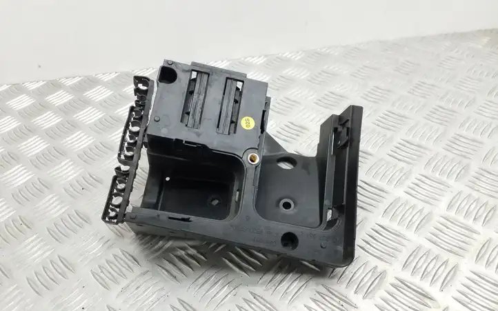 Audi A3/S3 8P (2008 - 2013) 1K0937540A Крышка ящика предохранителей — фото 1