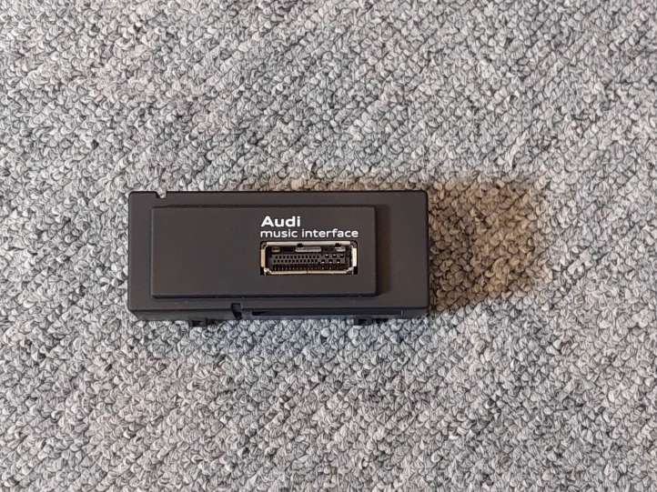 8V0035736 Audi A3 S3 8V USB jungtis