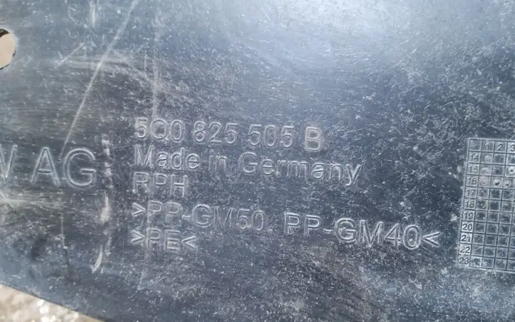 Volkswagen Golf VII (2013 - 2019) 5Q0825505B Защита днища багажника — фото 2
