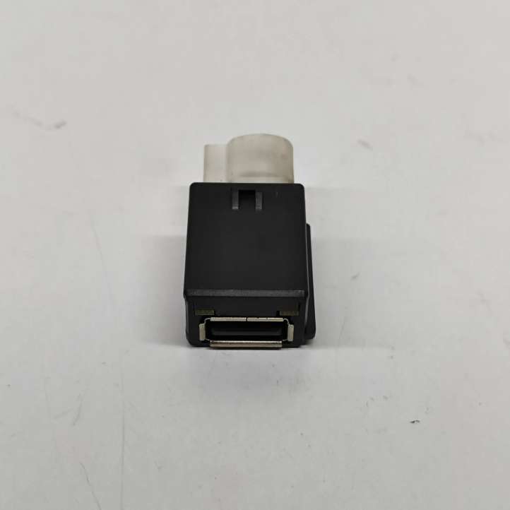 5Q0035726B Skoda Octavia Mk3 (5E) USB jungtis