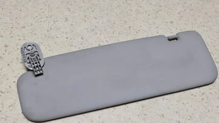 Kia Venga (2010 - 2014) Крепление солнцезащитного козырька — фото 3