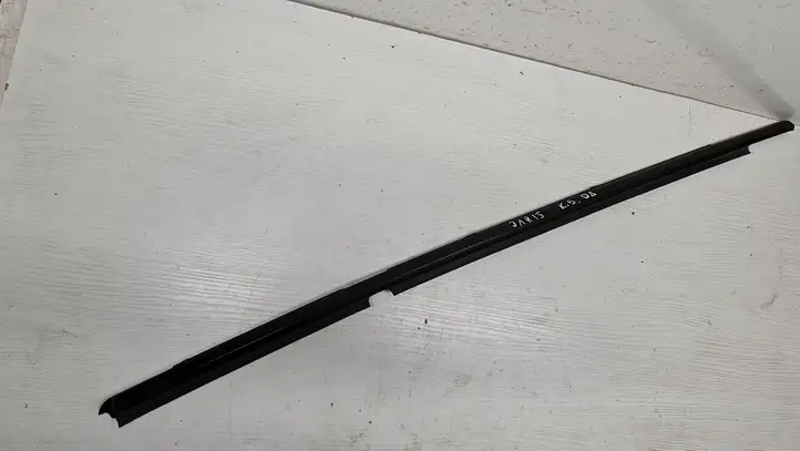 Toyota Yaris (2005 - 2009) Накладка стекла задней двери — фото 1