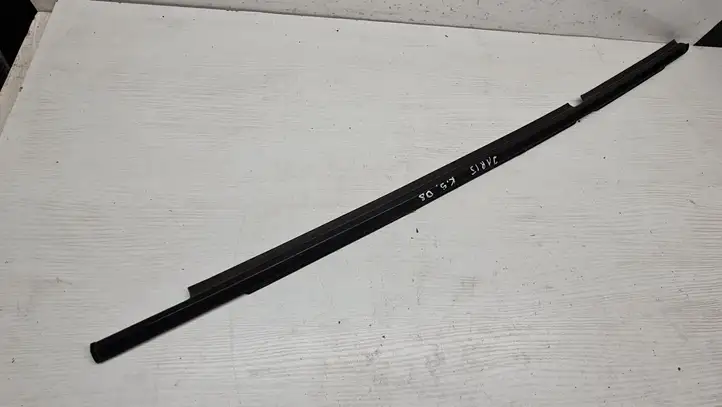 Toyota Yaris (2005 - 2009) Накладка стекла задней двери — фото 3