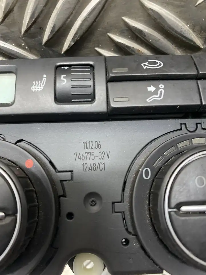 Volkswagen PASSAT B6 (2005 - 2010) 74677532 Отделка блока климат-контроля — фото 2