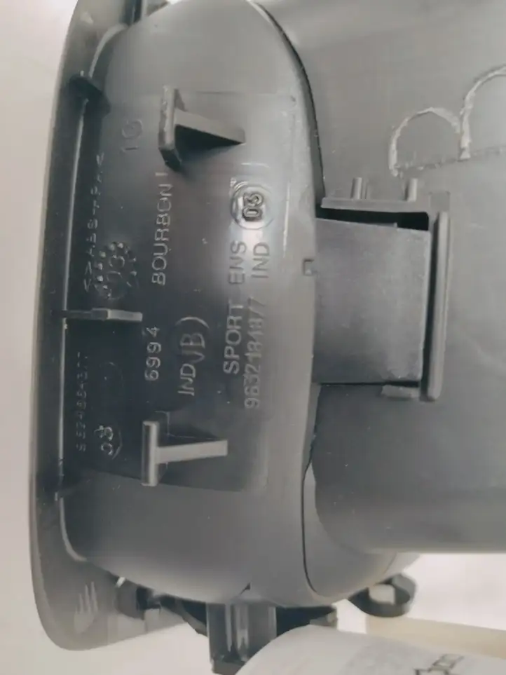 Peugeot 206 (1998 - 2012) 9632184877 Боковой воздушный дефлектор — фото 2
