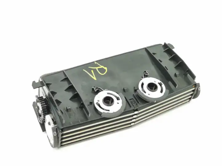 Opel Astra H (2004 - 2009) 24465731 Центральный воздушный дефлектор — фото 2
