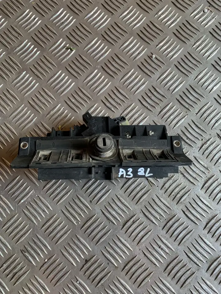 Audi A3/S3 8L (2000 - 2003) 4B0827565H Ручка крышки багажника — фото 1