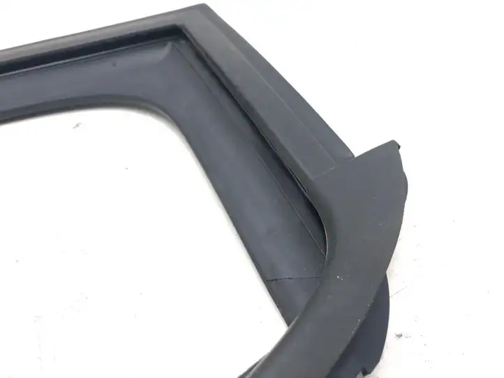 Renault Megane III (2009 - 2016) 822217866R Накладка стекла задней двери — фото 3
