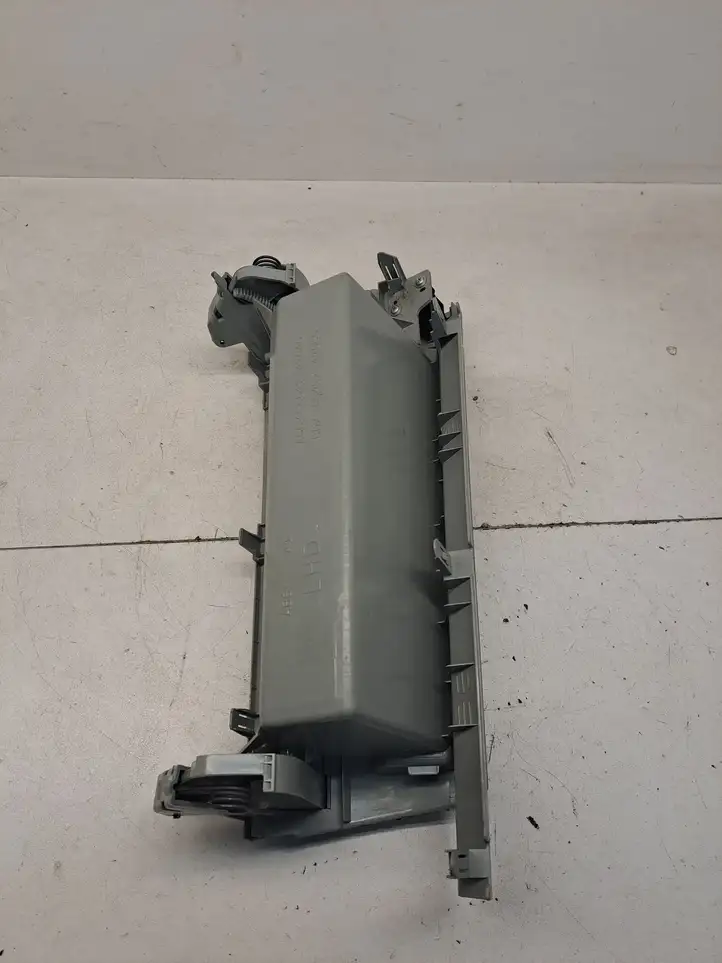 Toyota Prius (XW30) (2009 - 2015) 5551147040 Бардачок в сборе — фото 7