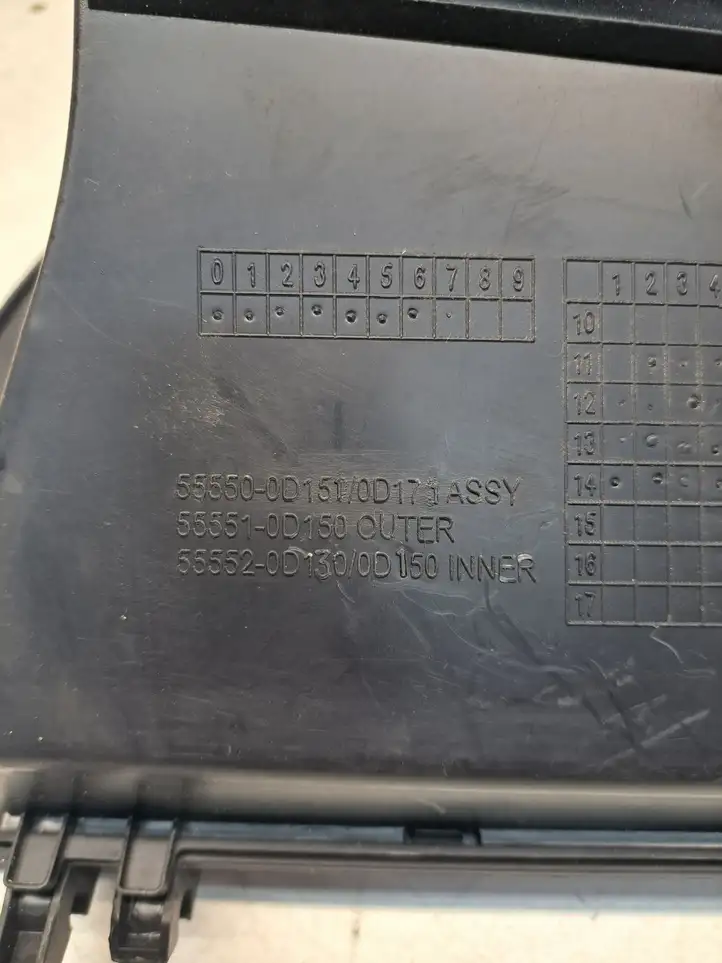 Toyota Yaris (2014 - 2019) 555500D151 Крышка бардачка — фото 3