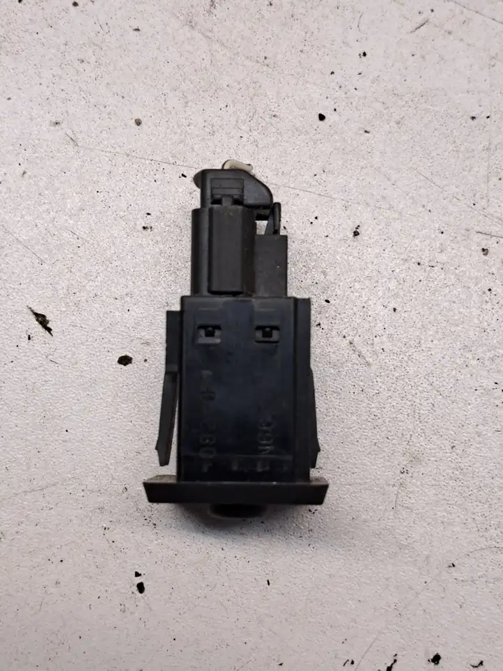 Toyota Prius (XW20) (2003 - 2009) 15A257 Кнопка фаркопа в багажнике — фото 6