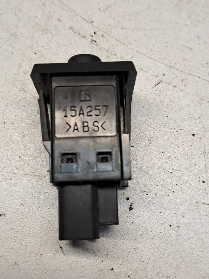 Toyota Prius (NHW20) (2003 - 2009) 15A257 Кнопка фаркопа в багажнике — фото 3