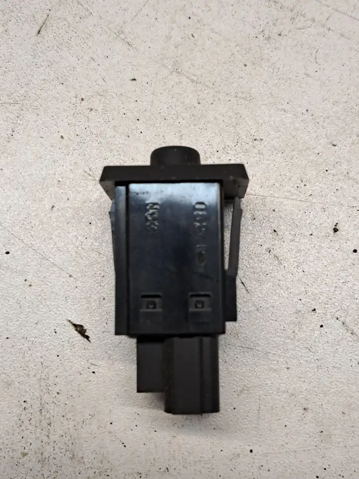 Toyota Prius (NHW20) (2003 - 2009) 15A257 Кнопка фаркопа в багажнике — фото 6