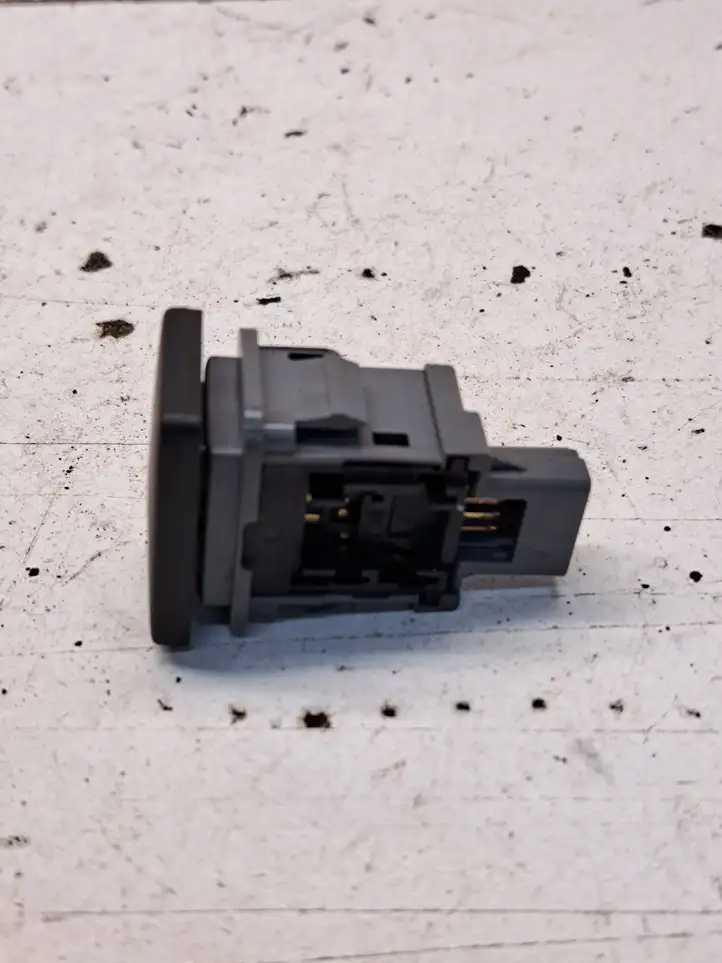 Toyota Prius (XW30) (2009 - 2015) 15A998 Кнопка фаркопа в багажнике — фото 3