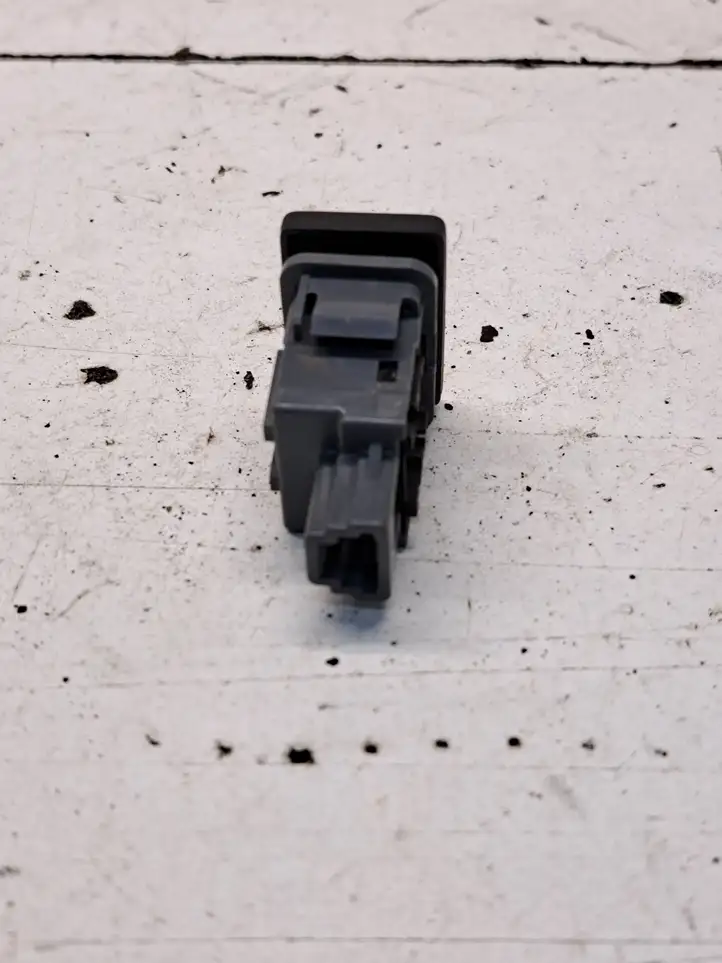 Toyota Prius (XW30) (2009 - 2015) 15A998 Кнопка фаркопа в багажнике — фото 5