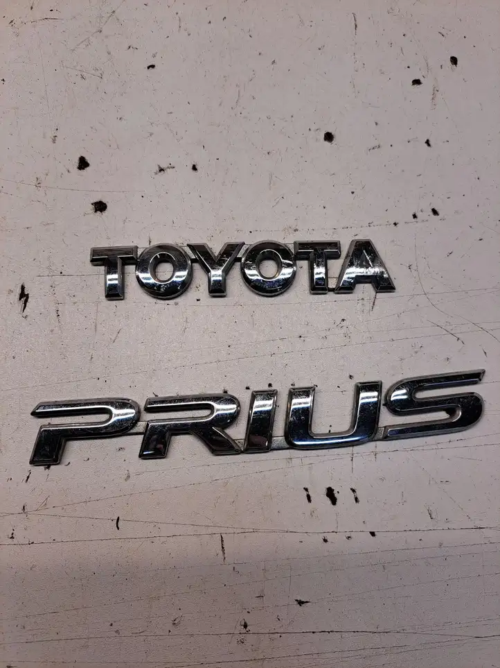 Toyota Prius (XW20) (2003 - 2009) 2784 Эмблема производителя — фото 1