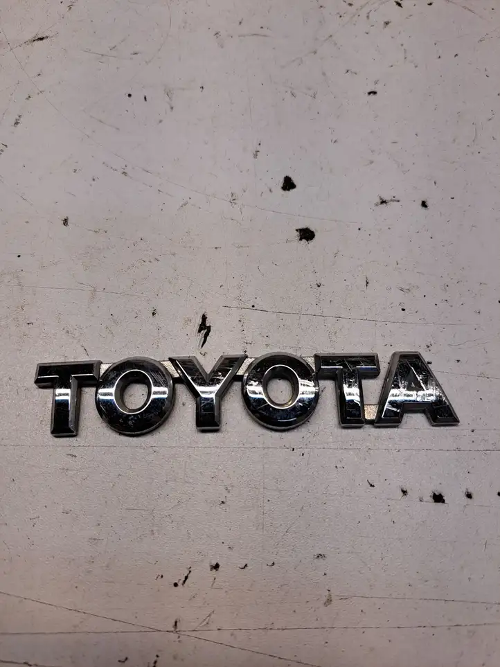 Toyota Prius (XW20) (2003 - 2009) 2784 Эмблема производителя — фото 2