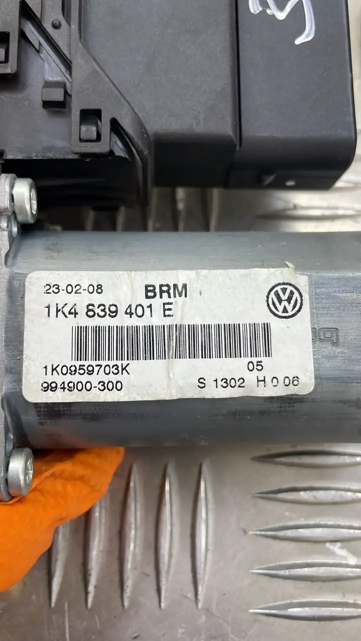 Volkswagen Golf V (2003 - 2009) 1K4839401E Стеклоподъемник задней двери — фото 2