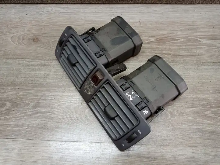 Volvo V50 (2004 - 2008) Центральный воздушный дефлектор — фото 4