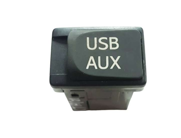 8619076010 Lexus CT 200H USB jungtis