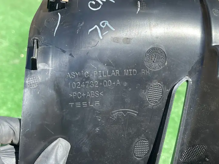 Tesla Model S (2012 - 2016) 102473200A Верхняя обшивка стойки B — фото 2