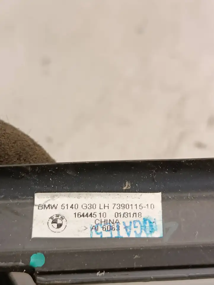 BMW 5 G30 G31 (2016 - ) 16444510 Накладка стекла задней двери — фото 3