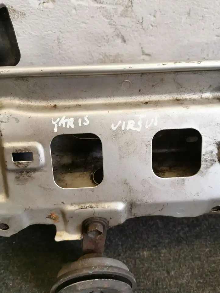 Toyota Yaris (2009 - 2012) Верхняя панель радиатора — фото 2