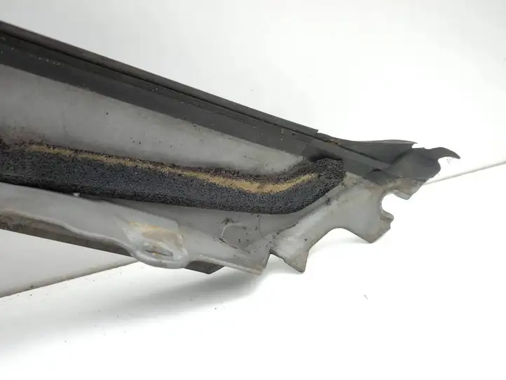 Nissan 350Z (2001 - 2009) 76837CD000 Накладка стекла передней двери — фото 7