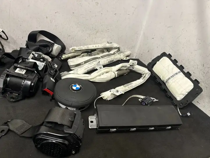 BMW 5 G30 G31 (2016 - ) 6820576 Коленная подушка безопасности — фото 1