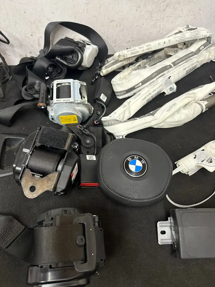 BMW 5 G30 G31 (2016 - ) 6820576 Коленная подушка безопасности — фото 2