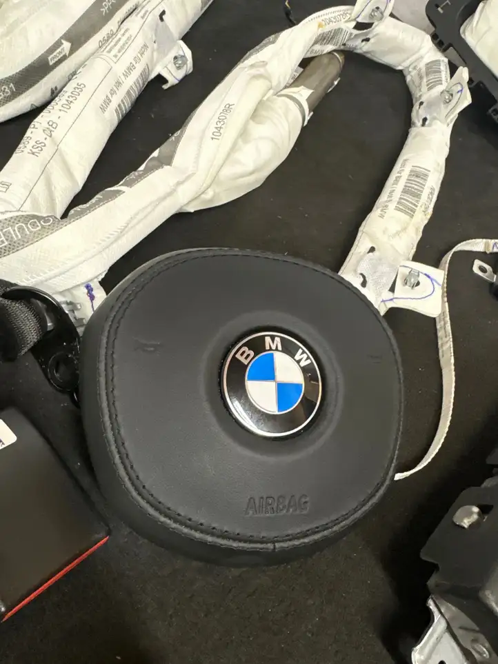 BMW 5 G30 G31 (2016 - ) 6820576 Коленная подушка безопасности — фото 3