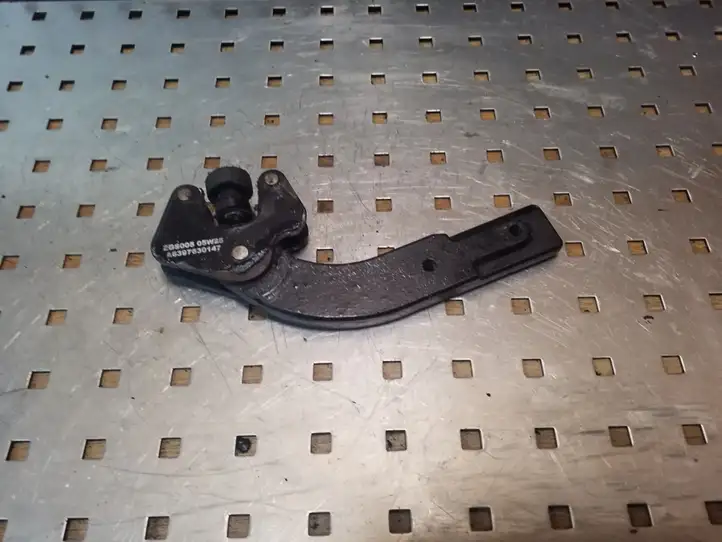 Mercedes-Benz Vito Viano W639 (2003 - 2010) A6397630147 Средняя направляющая ролика раздвижной двери — фото 2