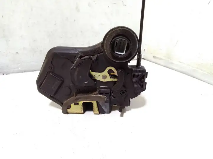 Toyota Corolla Verso E121 (2001 - 2004) 30902145 Замок задней двери — фото 3