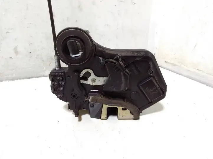 Toyota Corolla Verso E121 (2001 - 2004) 30901174 Замок задней двери — фото 2
