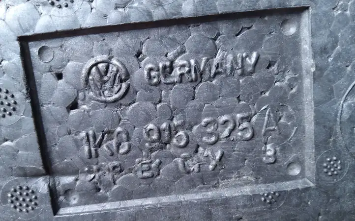 Volkswagen PASSAT B6 (2005 - 2010) 1K0915325A Площадка аккумулятора — фото 2