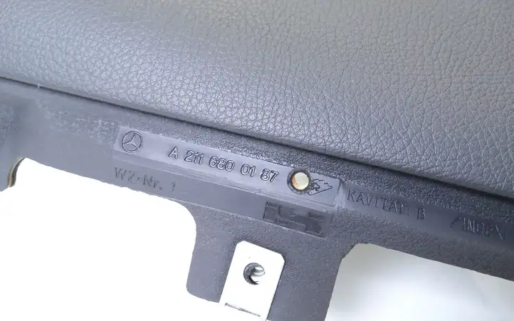 Mercedes-Benz E W211 (2002 - 2009) 2116800187 Нижняя отделка панели приборов — фото 4