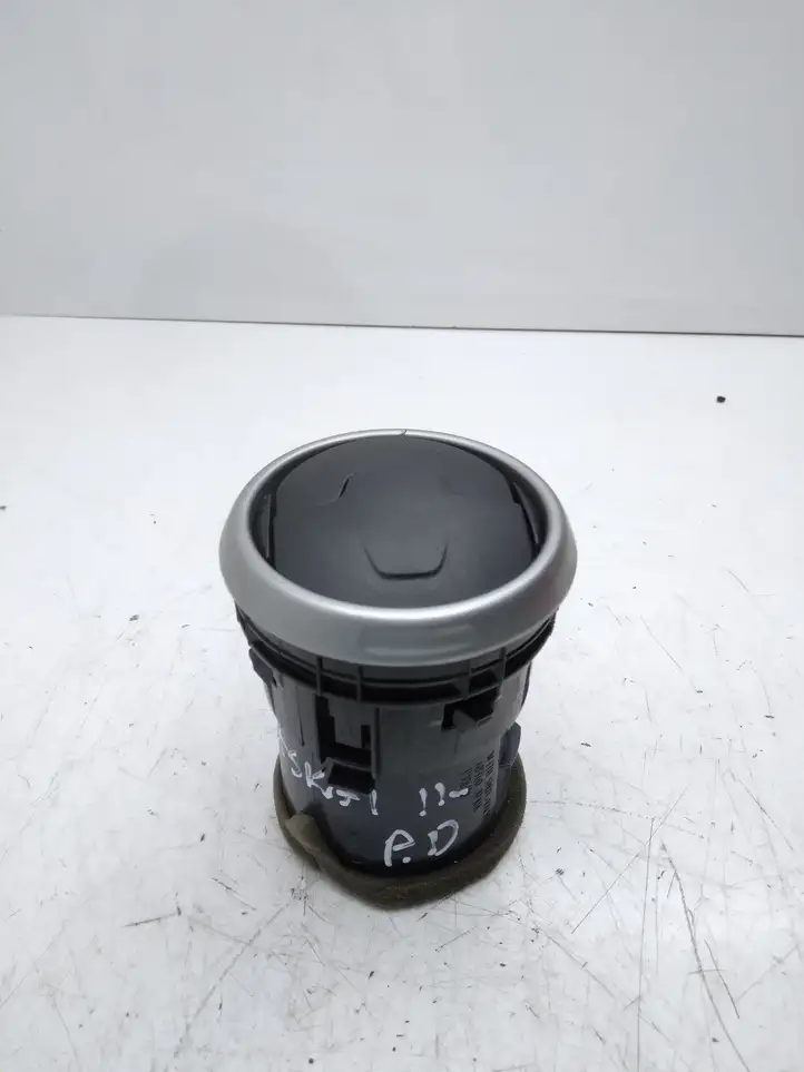 Nissan Qashqai (2010 - 2013) 68760JD10A Боковой воздушный дефлектор — фото 1