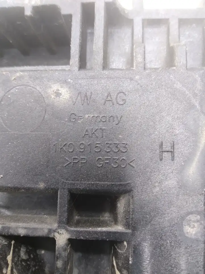 Volkswagen PASSAT CC (2008 - 2012) 1K0915333 Площадка аккумулятора — фото 3