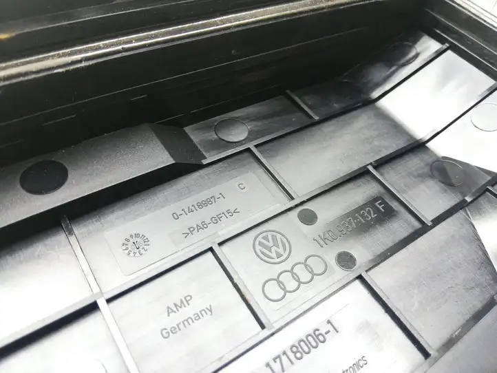 Audi A3/S3 8P (2004 - 2008) 1K0937132 Крышка ящика предохранителей — фото 6