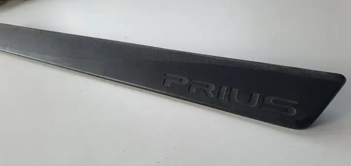 Toyota Prius (XW30) (2009 - 2015) Внутренняя отделка переднего порога — фото 4