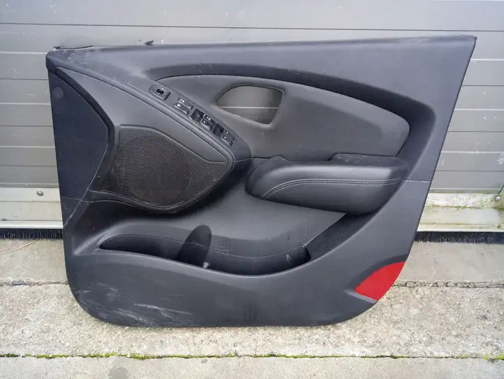Hyundai ix35 (2009 - 2013) Обшивка передней двери — фото 1