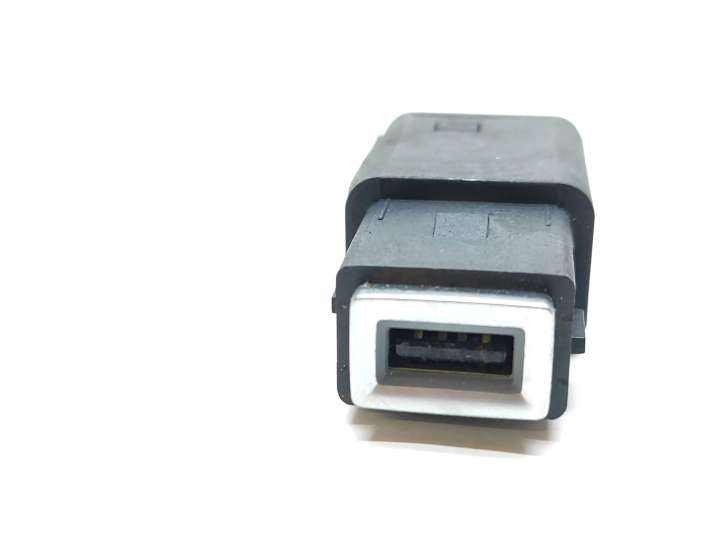 98217039DX Peugeot 208 USB jungtis